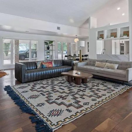 Luxurious Modern Retreat With Private Pool & Patio Villa